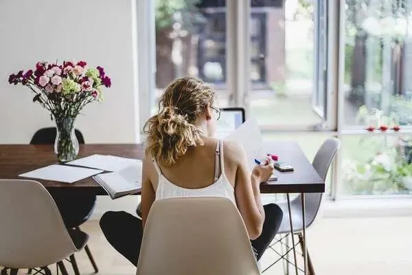 La sophrologie pour mieux apprendre à organiser son travail scolaire